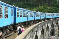 Round-tour-in-Sri-Lanka_Ella-train-at-nine-arches-bridge