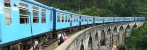 Round tour in Sri Lanka_Ella train at nine arches bridge